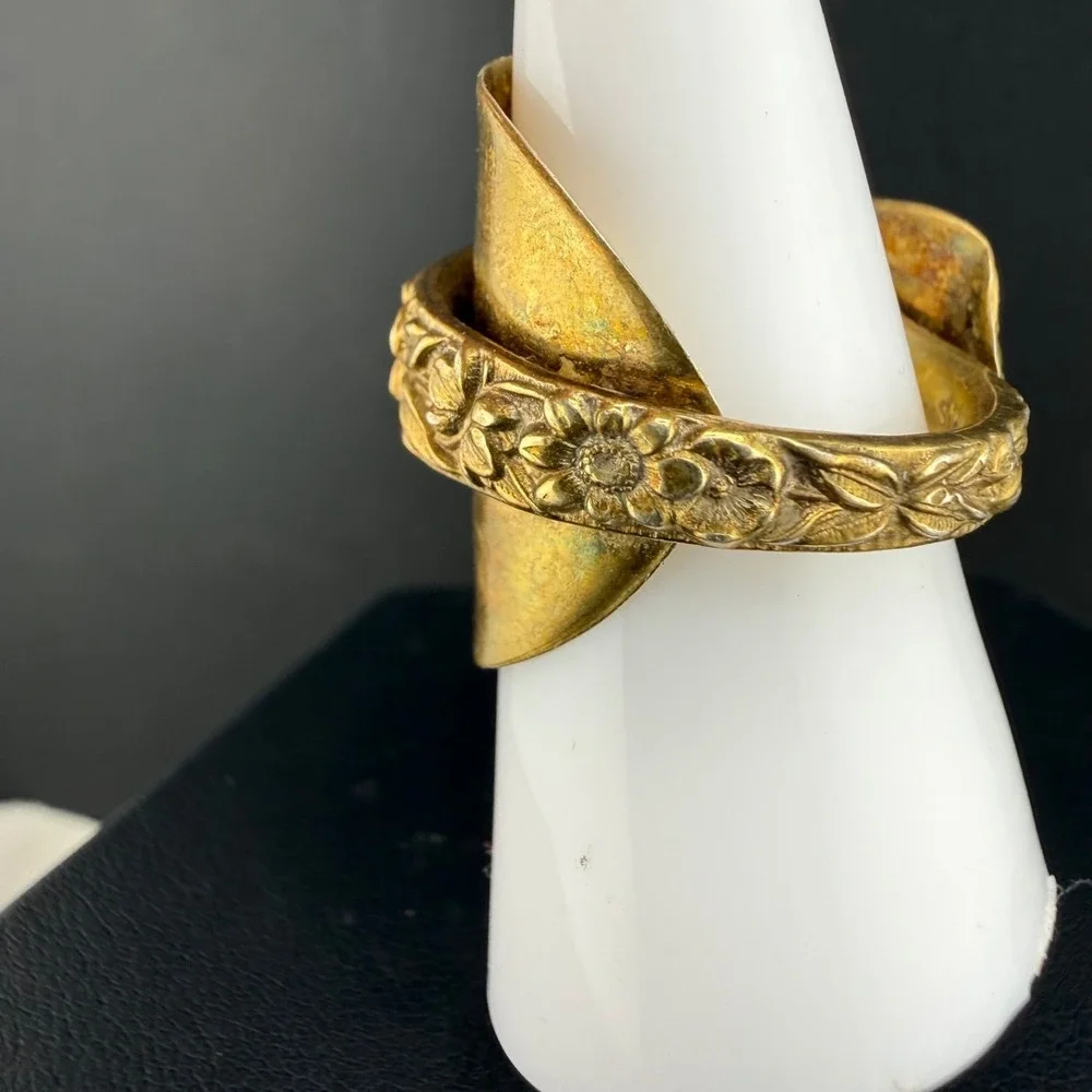 Vintage S Kirk & Son Hammered Repousse Ring Gold Tone Signed Size 8